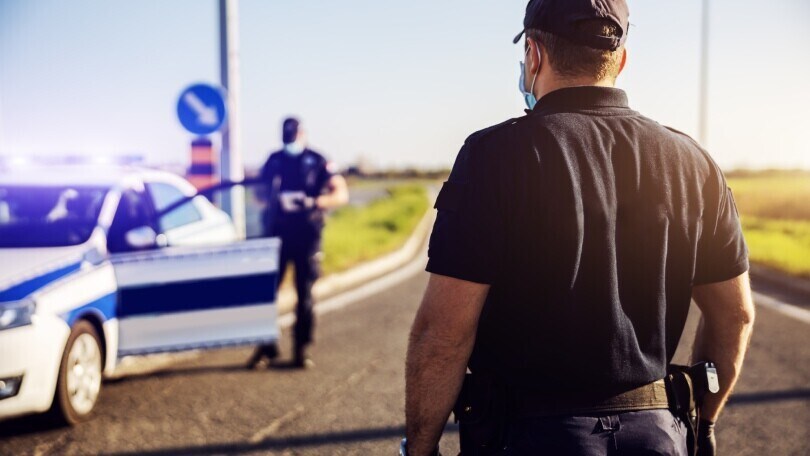 Si ubriaca e si mette al volante: sbanda e distrugge quattro auto