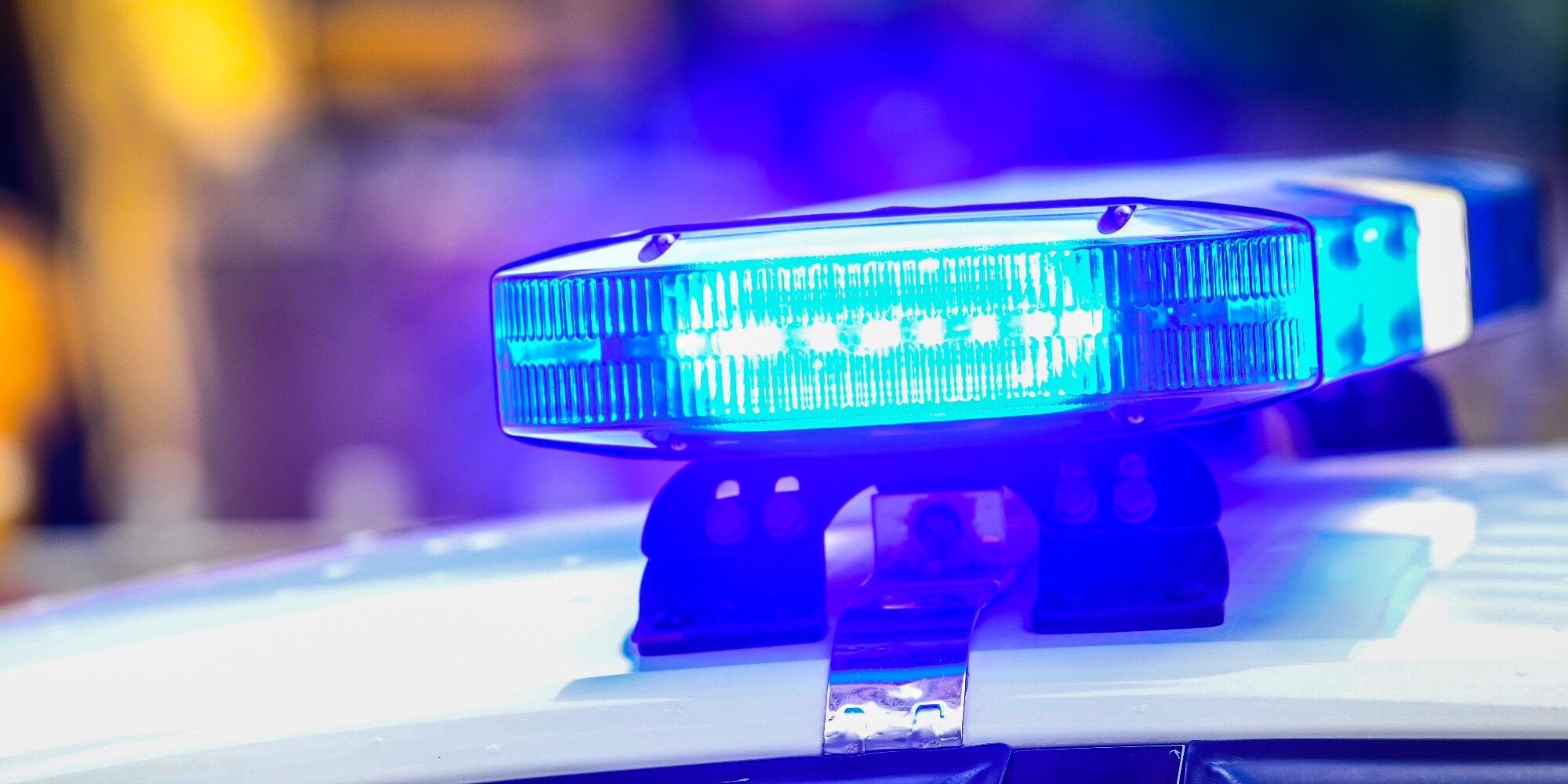 Gira con l'auto distrutta, si giustifica alla Polizia: "Una cosa folkloristica"