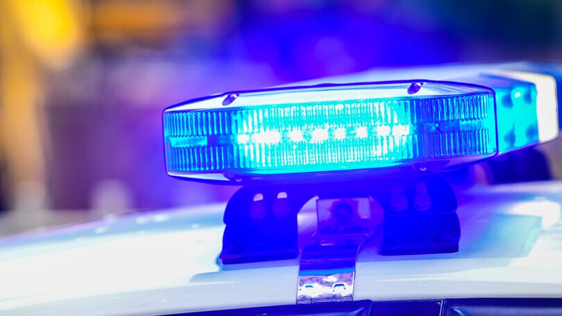 Gira con l'auto distrutta, si giustifica alla Polizia: "Una cosa folkloristica"