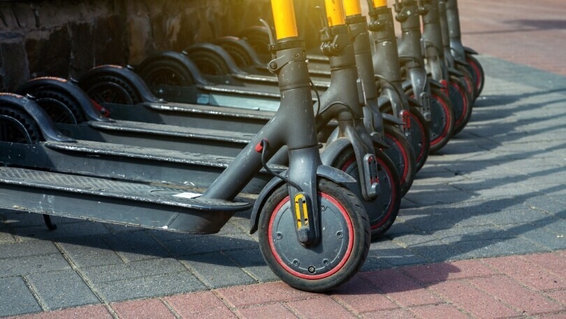 Madrid come Parigi, aboliti i monopattini in sharing