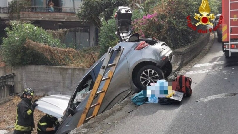 Sbaglia manovra e si ritrova a picco sul vuoto con l'auto