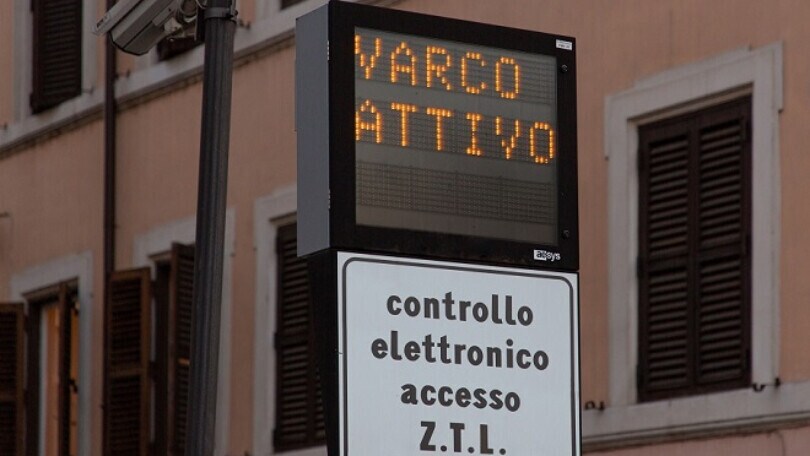 Modifica la targa con il nastro adesivo per entrare nella ZTL: denunciato