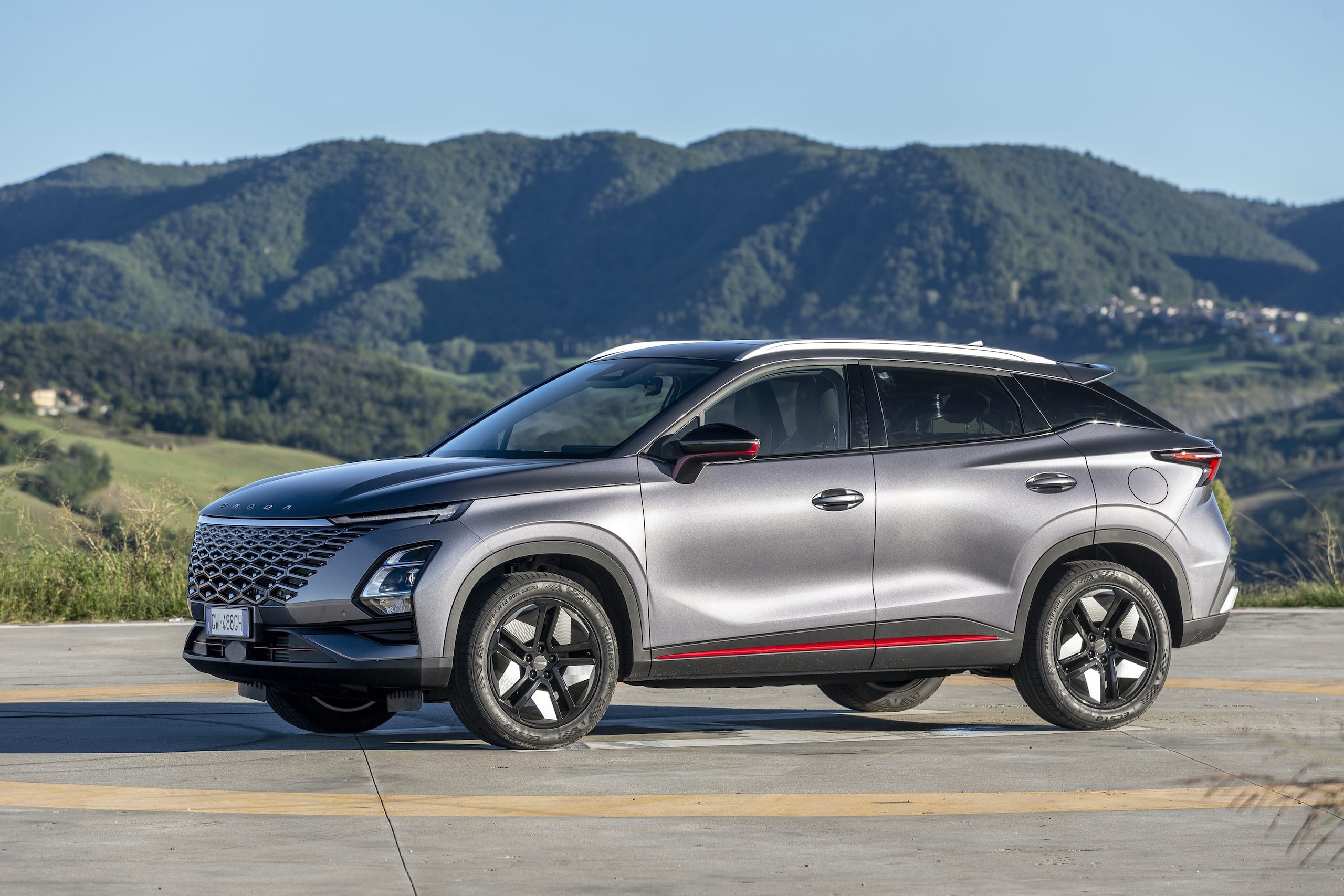 Omoda 5, le foto in azione del Suv cinese dal prezzo speciale