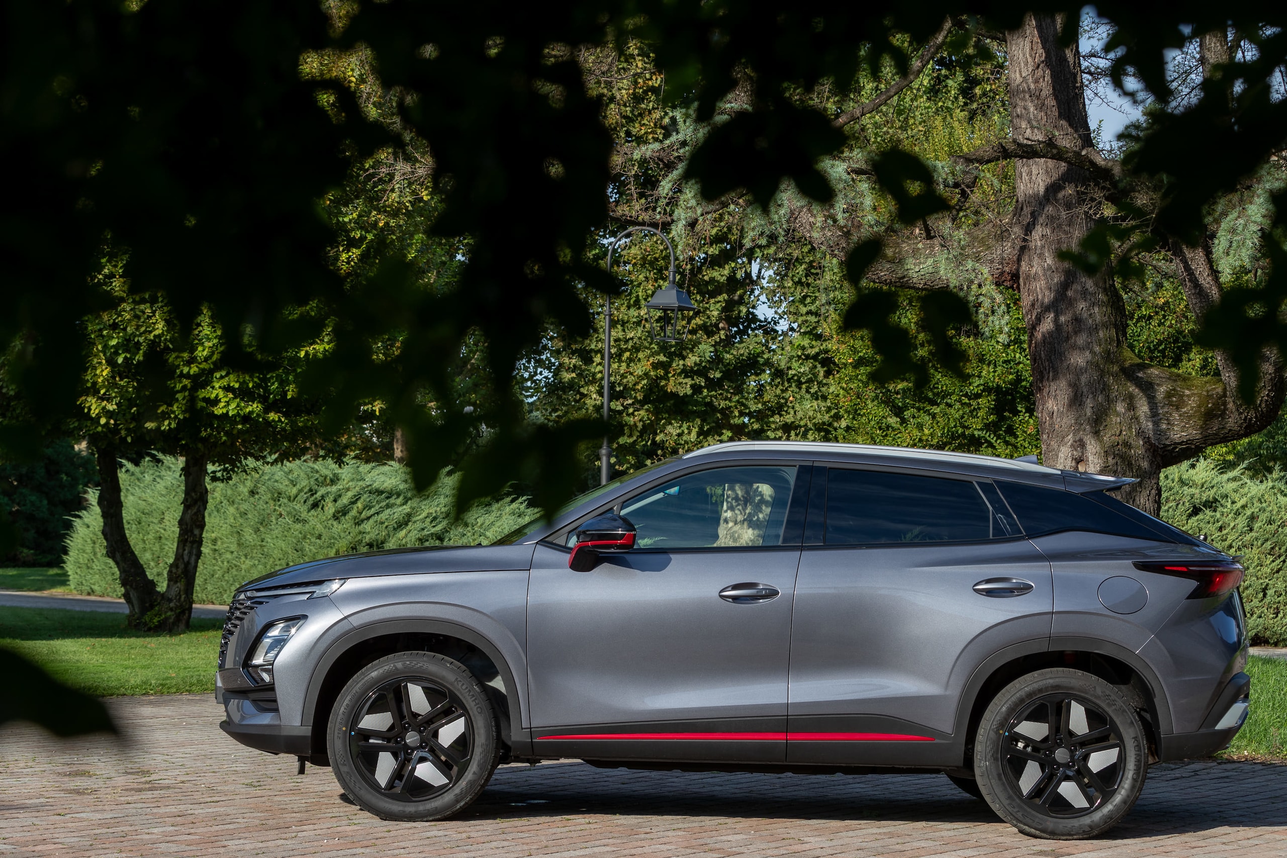 Omoda 5, le foto in azione del Suv cinese dal prezzo speciale