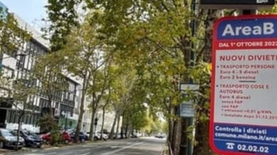 Auto entra in Area B a Milano e viene multata: ma era su un carro attrezzi