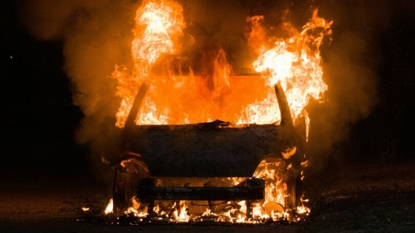 Incendio shock in villa: l'auto elettrica prende fuoco improvvisamente