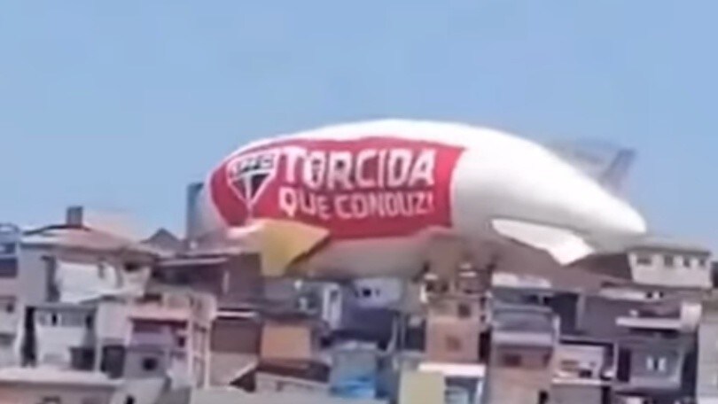 Paura a San Paolo: club noleggia un dirigibile ma si schianta contro le case