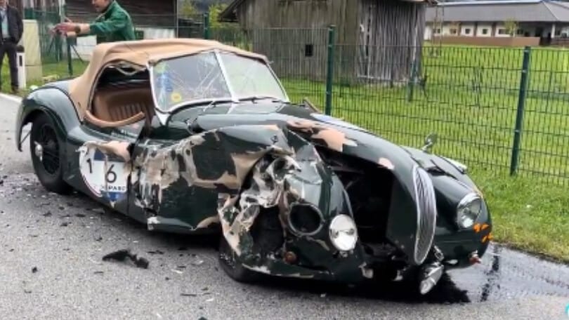 Si distrae col telefono e si schianta contro una Jaguar da oltre 150mila euro