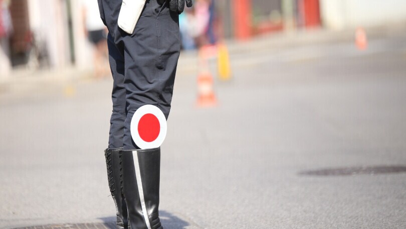 In strada senza una ruota: anziano ubriaco semina il caos
