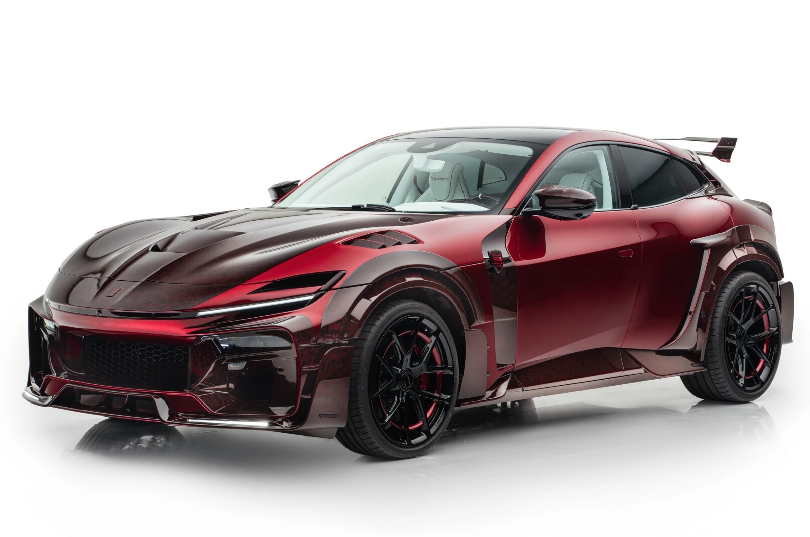 Ferrari Purosangue diventa Pugnator con il folle tuning di Mansory