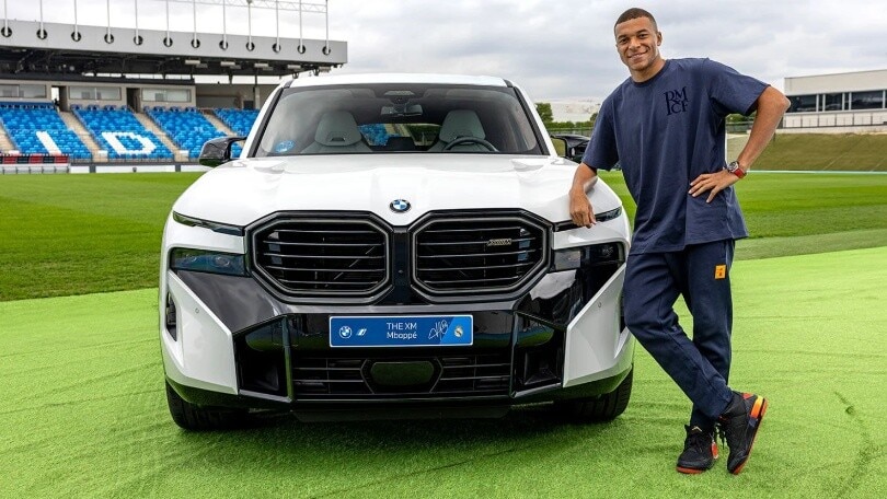 Mbappé senza la patente ma... con una nuova BMW nel suo garage stellare