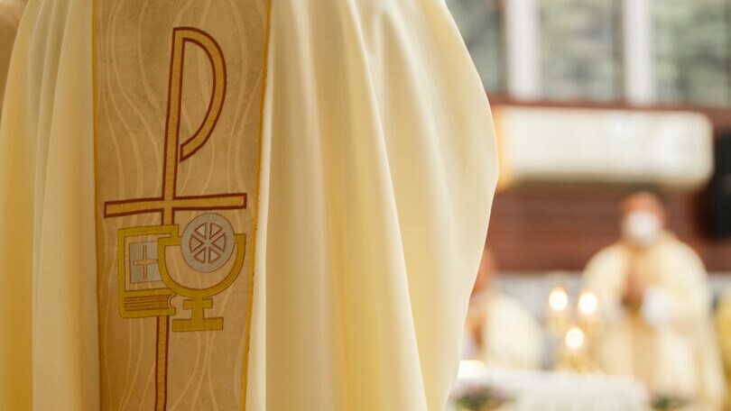 Va a celebrare messa e lascia l'auto in mezzo alla strada: cosa ha fatto per evitare la multa