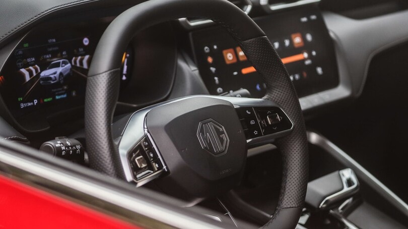 MG ZS Hybrid+, il crossover su strada