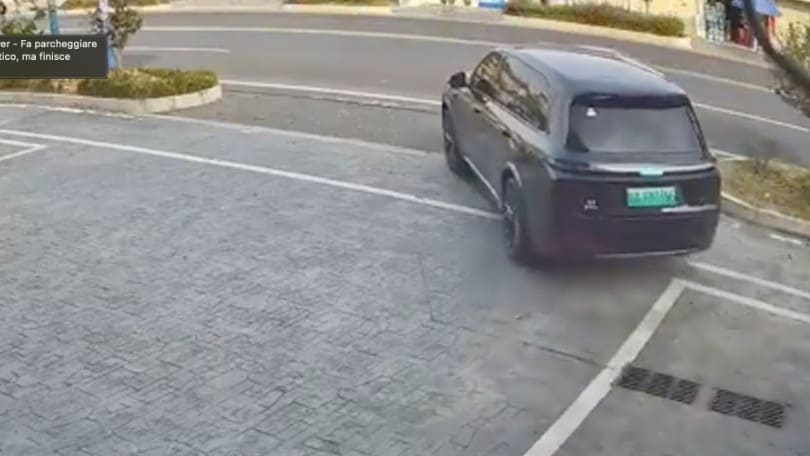 Affida il parcheggio al pilota automatico, ma il Suv gli fa uno “scherzetto”