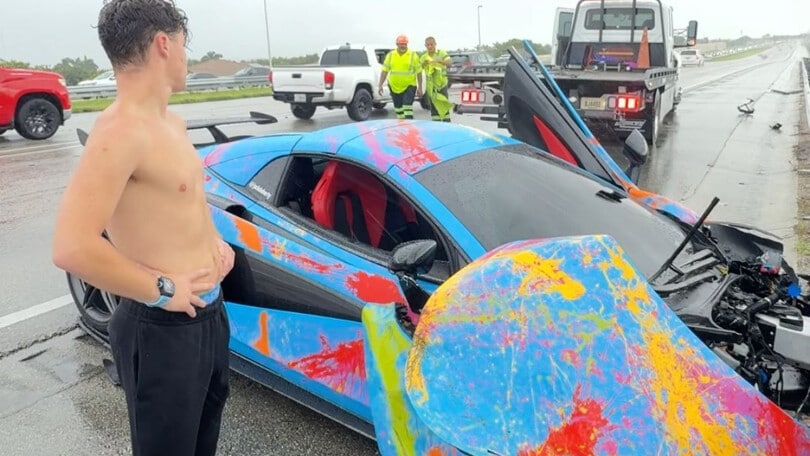 Influencer si schianta con la McLaren e continua a filmare per i follower