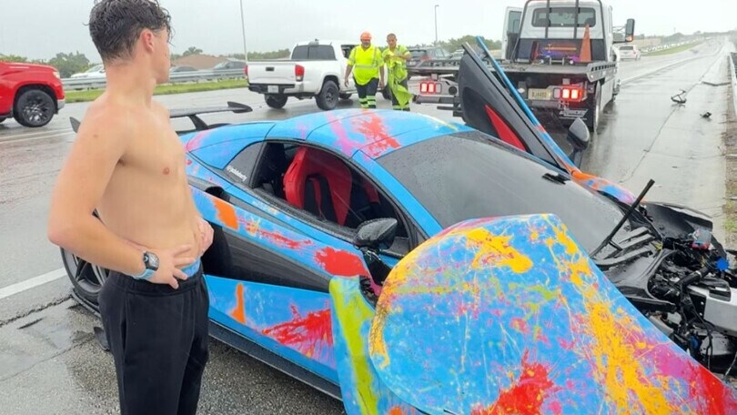 Influencer si schianta con la McLaren e continua a filmare per i follower