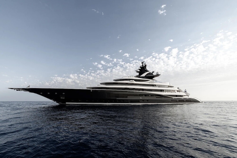 Campo da basket e tanto lusso: lo yacht è di un patron di un club di calcio!