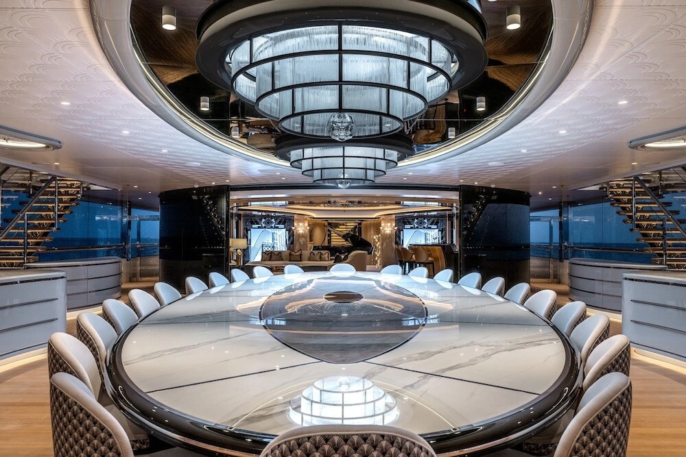 Campo da basket e tanto lusso: lo yacht è di un patron di un club di calcio!