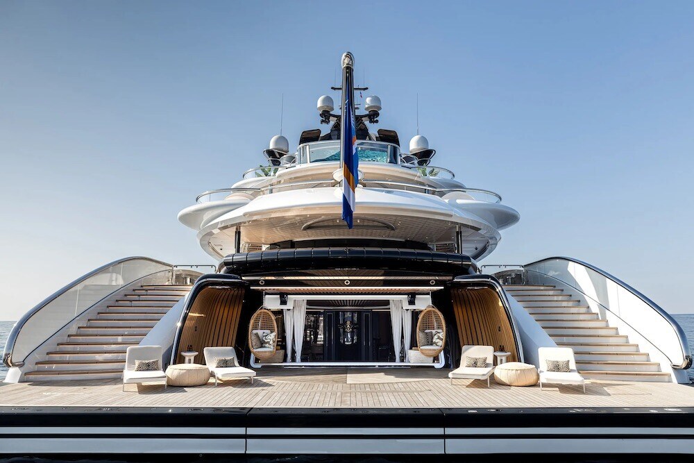 Campo da basket e tanto lusso: lo yacht è di un patron di un club di calcio!