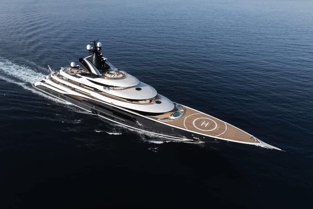 Campo da basket e tanto lusso: lo yacht è di un patron di un club di calcio!