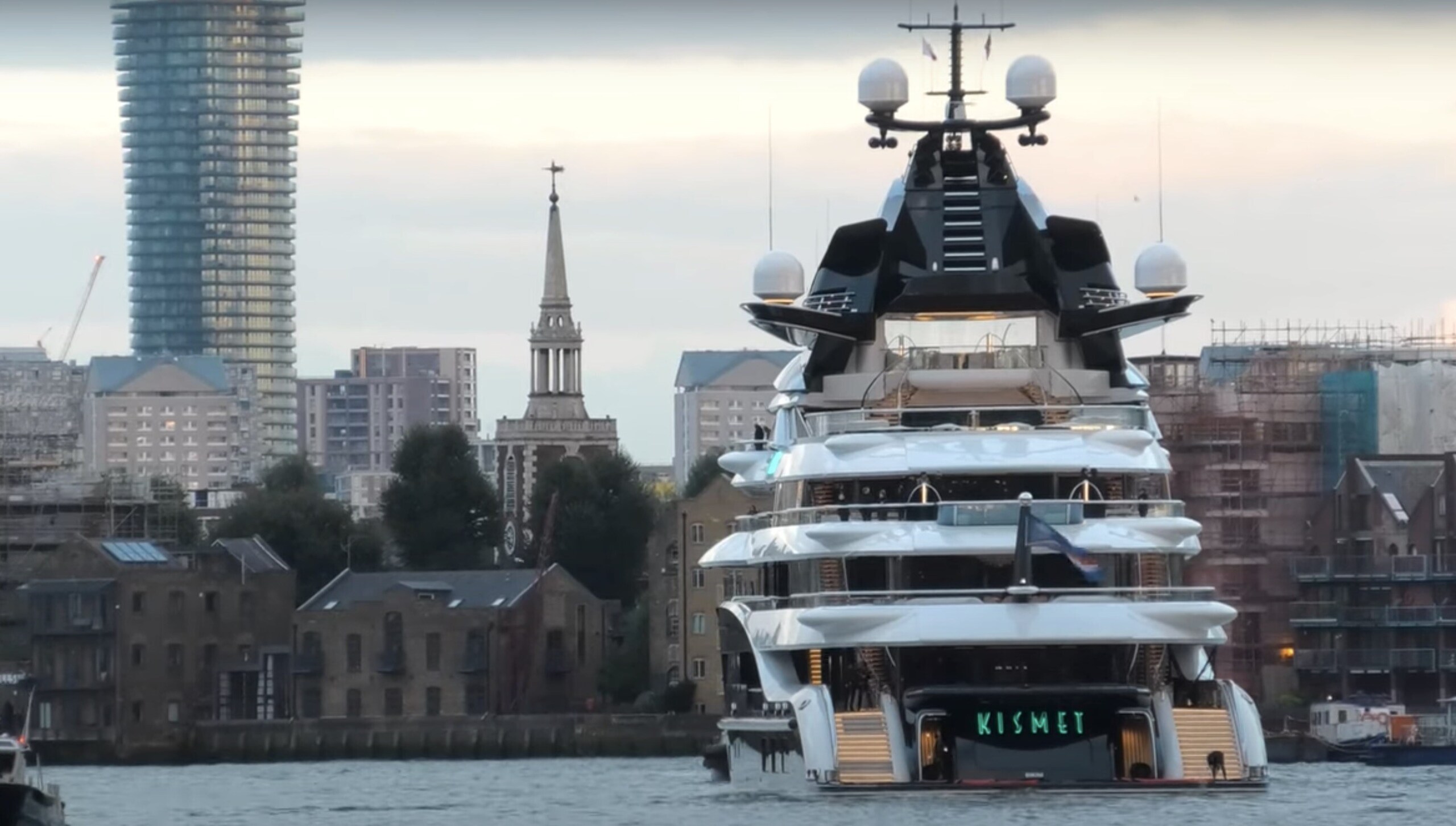 Campo da basket e tanto lusso: lo yacht è di un patron di un club di calcio!