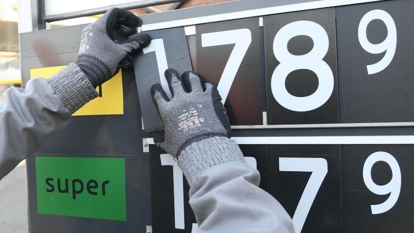 Nel 2023 le famiglie hanno speso 47,5 miliardi di carburanti, ma la metà va in tasse