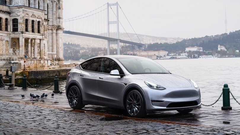 Tesla Model Y 7 posti, novità in salsa Long Range AWD: i prezzi