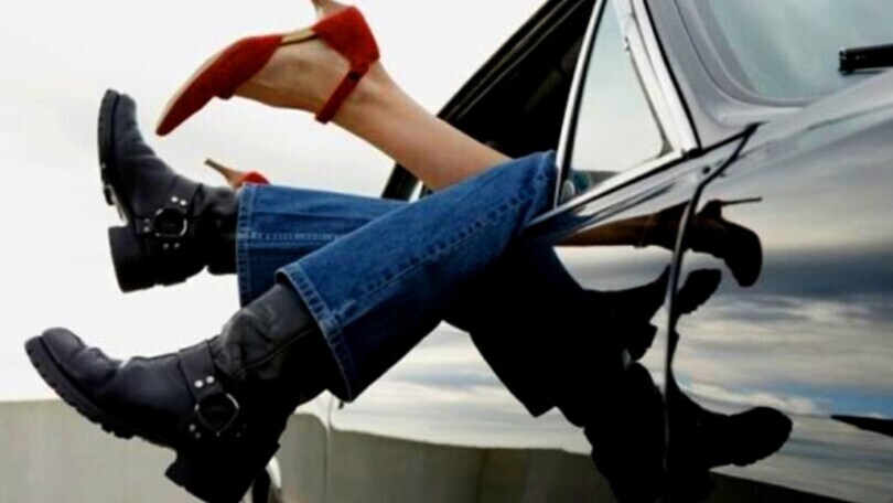 Sesso in auto in pieno centro: lo "spettacolo hot" è davanti al Comune