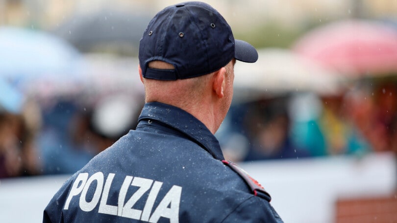 Frontale con la Google Car: ubriaco, urina sulle piante davanti alla Polizia