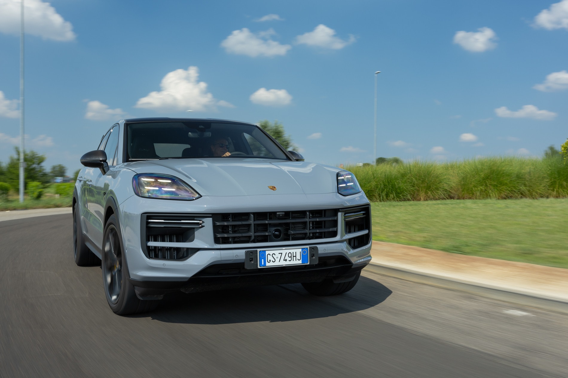 Porsche Cayenne Coupé E-Hybrid, straccia tutti i super Suv