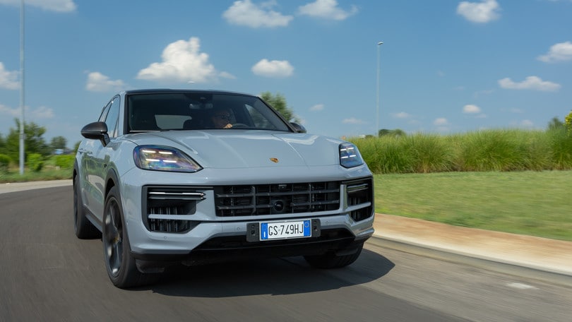 Porsche Cayenne Coupé E-Hybrid, straccia tutti i super Suv