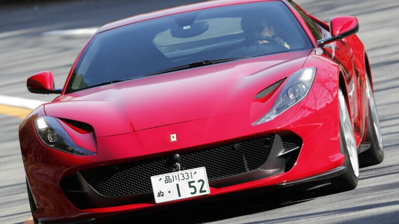 Si schianta con la Ferrari da mezzo milione in galleria: supercar distrutta