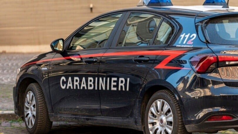 Distrugge finestrini delle auto parcheggiate con le bottiglie di vetro