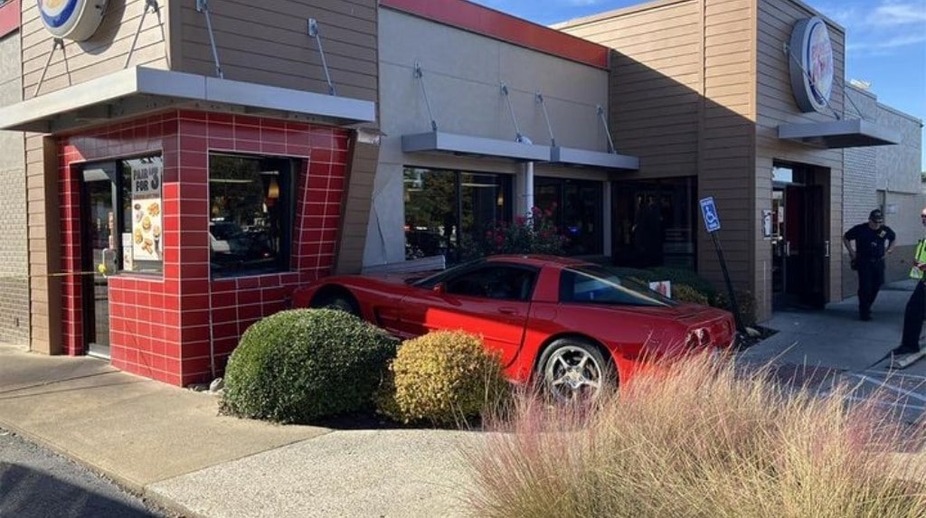 Confonde il freno con l'acceleratore e sfonda la parete del Burger King