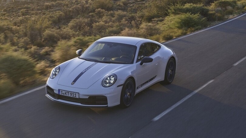 Nuova Porsche 911 T, il manuale di sportività è alla terza ristampa