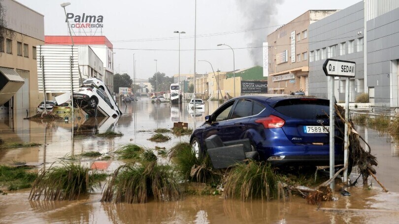Le immagini shock delle auto a Valencia