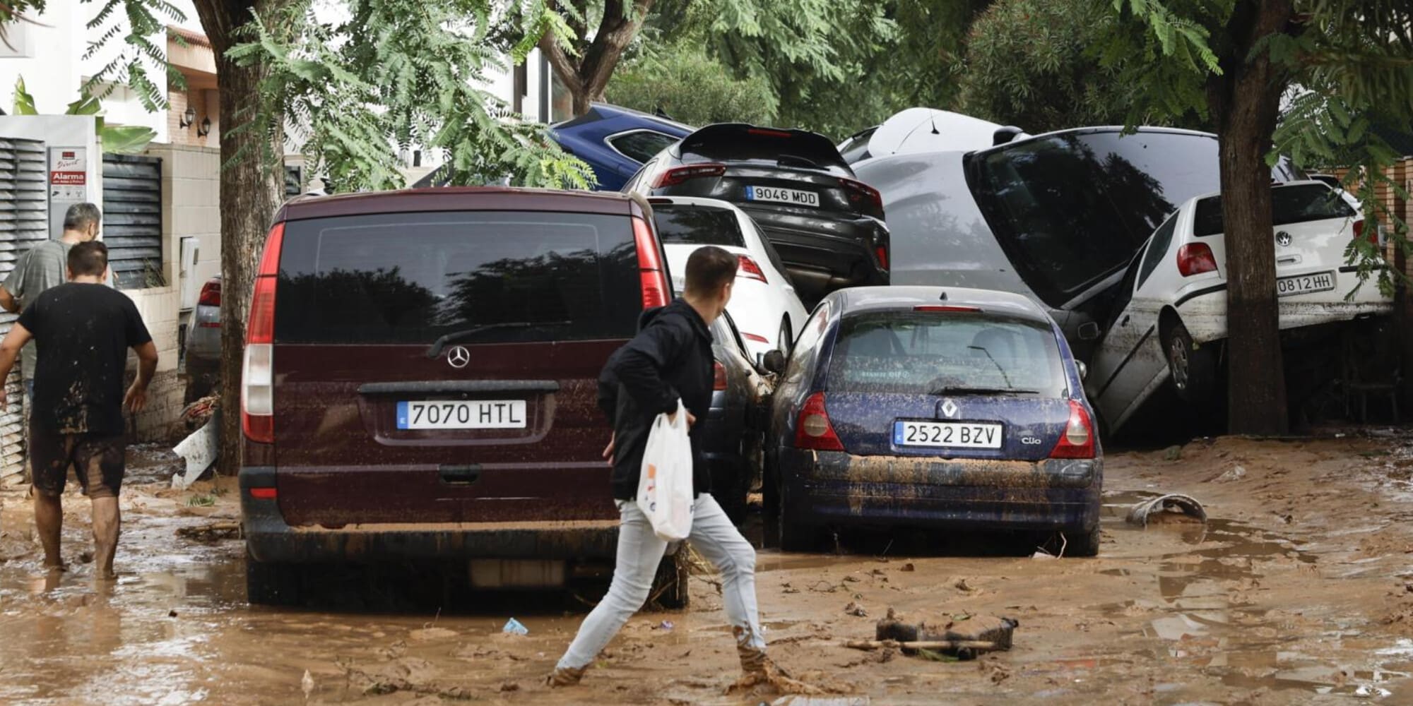 Dramma in Spagna: l'alluvione distrugge e schiaccia auto e camion