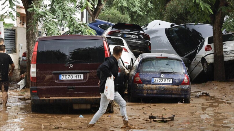 Dramma in Spagna: l'alluvione distrugge e schiaccia auto e camion