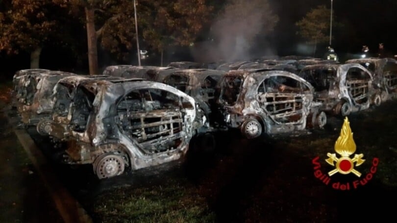 Milano, minicar elettriche a fuoco: cosa è successo
