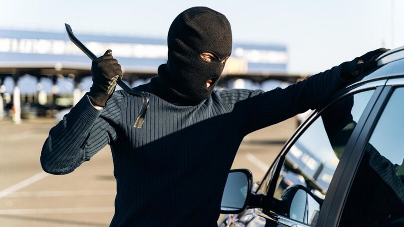 Ecco 7 preziosissimi consigli per non farti rubare l'auto dai ladri!