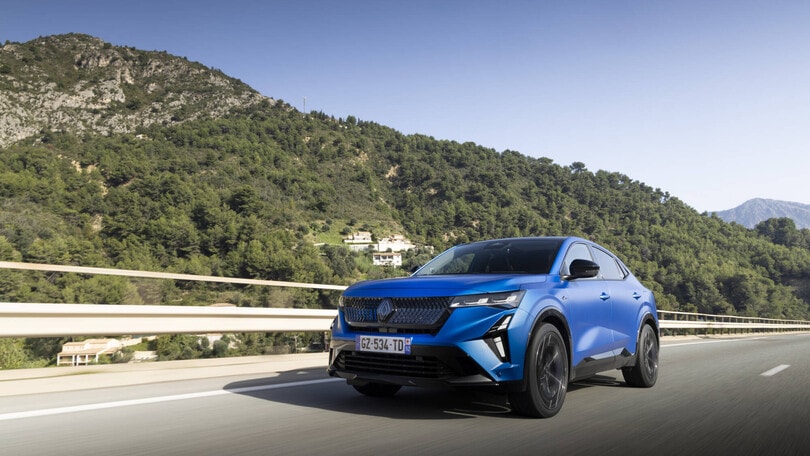 Renault Rafale E-Tech 4x4 300, il test