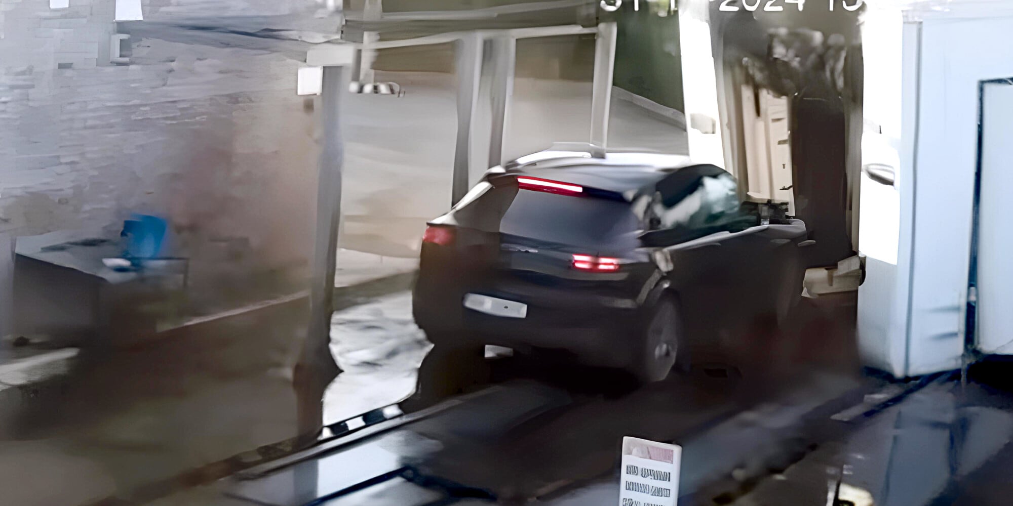 Porsche distrugge autolavaggio e tampona una Jeep