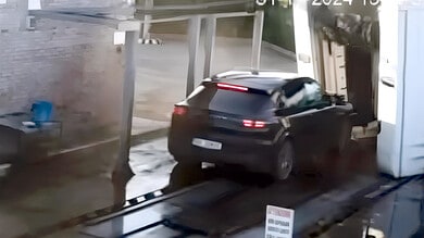 Porsche distrugge autolavaggio e tampona una Jeep