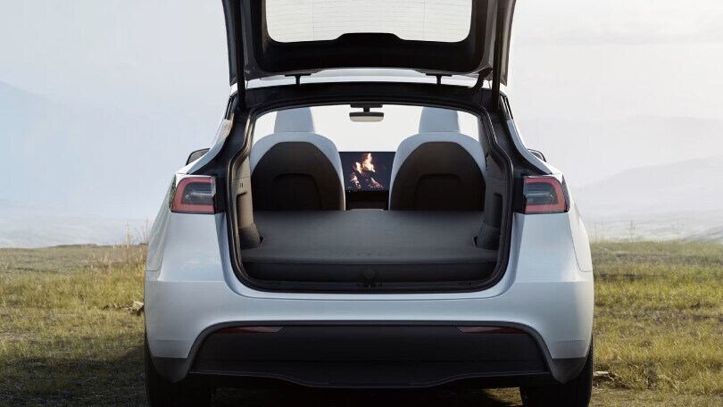 La Tesla con il materasso per dormire in auto è già realtà