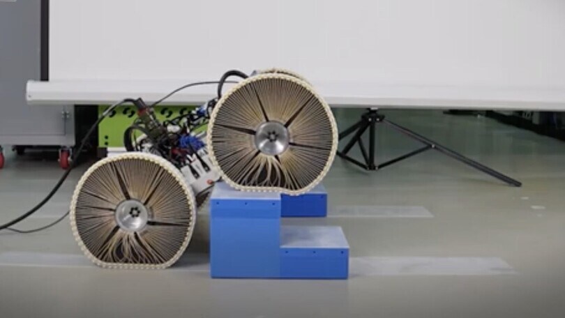 In Corea del Sud hanno inventato una ruota che sale le scale da sola