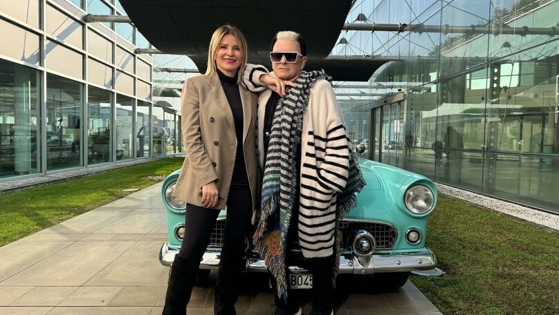 Cosa ci fa Cristiano Malgioglio con una Ford Thunderbird del 1955?