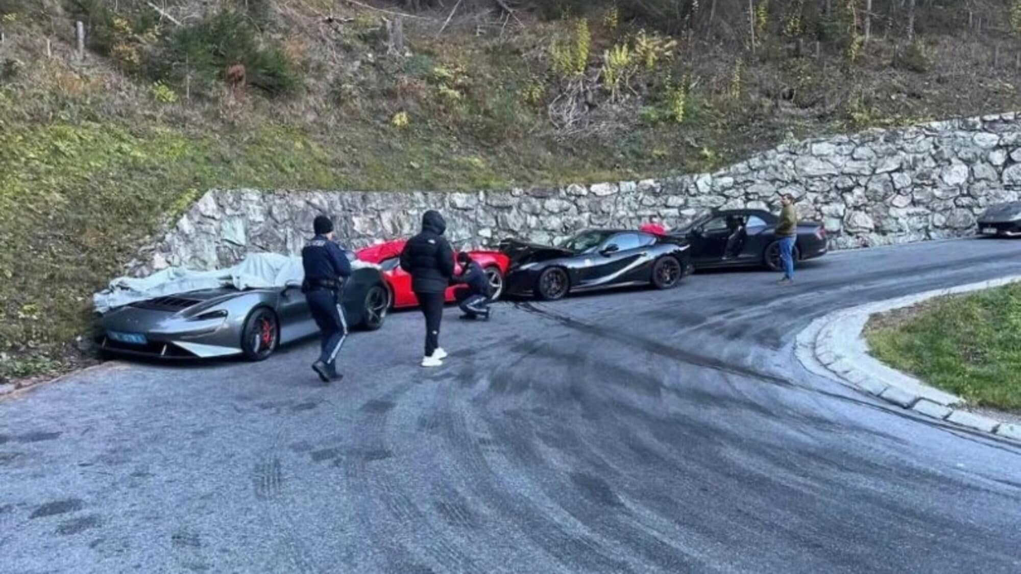 McLaren Elva schiaccia due Ferrari: il tamponamento tra supercar è costosissimo