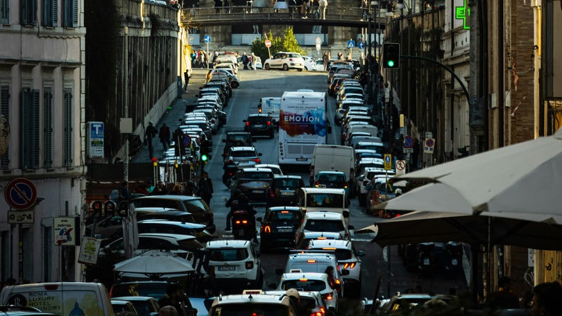 Le auto sono ancora il mezzo preferito dagli italiani