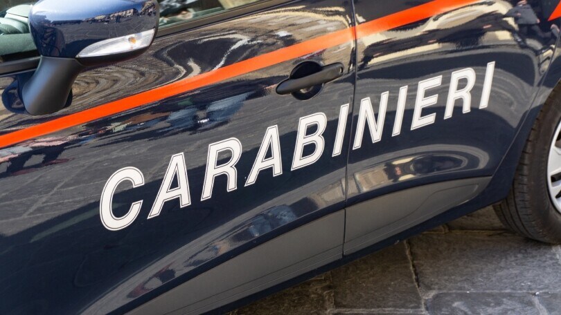 Fa finta di stare male con i Carabinieri poi scappa e va... al centro commerciale
