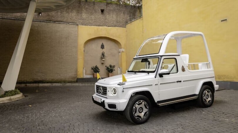 Classiche, supercar e fuoristrada elettrici: tutte le papamobile della storia